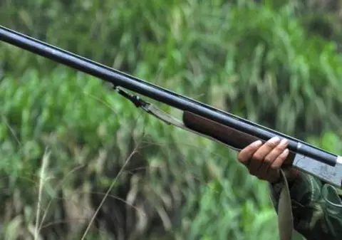 Un hoţ a fost împuşcat mortal de un bătrân pe care încerca să-l jefuiască