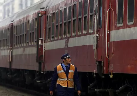 A sărit dintr-un tren aflat din mers