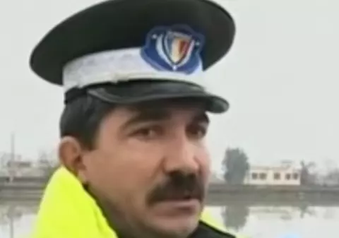 Un poliţist s-a aruncat în Jiu pentru a salva o femeie de 60 de ani 