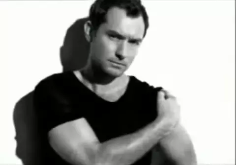 Video / Jude Law, seducător în reclama Dior Homme Sport