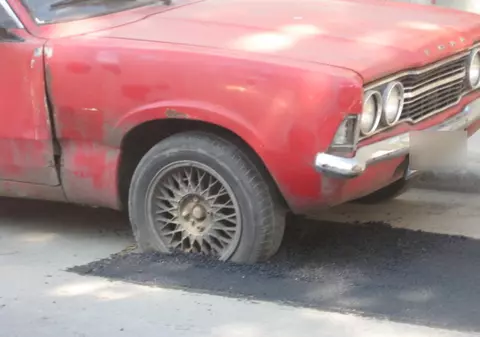 Când prostia dă mâna cu incompetenţa: au asfaltat o maşină