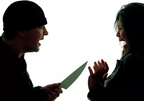 I-a tăiat nasul după ce s-au certat pentru o bucată de teren
