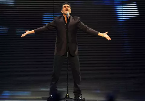 Bărbatul cu care s-a sărutat George Michael era "închiriat" de pe internet