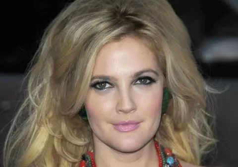 Drew Barrymore: “Mă simt ca un băieţel de 13 ani” 