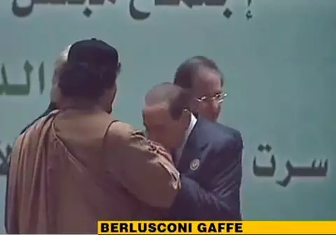 Video / Berlusconi i-a pupat mâna colonelului Gaddafi