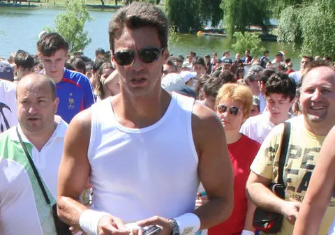 Un sfert dintre românce şi-ar înşela iubitul cu Mircea Badea
