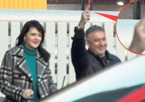Foto / Parlamentarul Mădălin Voicu face semne obscene pe stradă