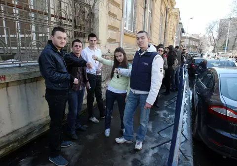 «Să ne dea bursele înapoi!»