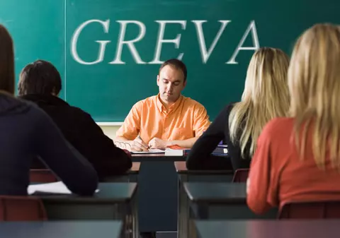 De luni, profesorii nu mai trec notele în catalog