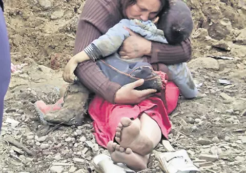 Mama al cărui fiu a fost ucis de excavator şi-ar putea pierde şi ceilalţi copii