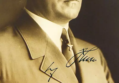 El este nepotul lui Hitler!