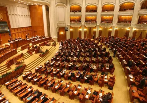 CONSTITUŢIA ÎN VIGOARE A ROMÂNIEI faţă în faţă cu TEXTUL DE REVIZUIRE A CONSTITUŢIEI. Cum comentezi SCHIMBĂRILE PROPUSE? 