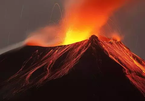 Erupţia unui vulcan topeşte un gheţar în Islanda