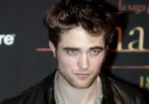 Robert Pattinson duce lipsă de prieteni şi nu are unde să stea