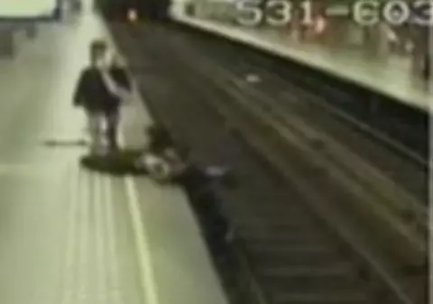 Student bătut cu sălbăticie şi aruncat pe şinele metroului / video 