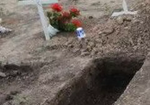 A căzut într-un mormânt, în noaptea de Înviere