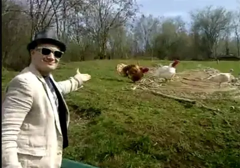 Video / Bendeac a stat de vorbă cu curcanii... pe limba lor