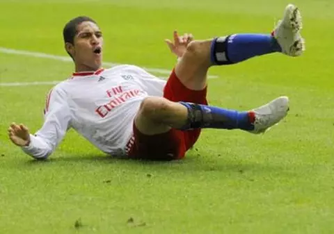 Video / Paolo Guerrero a lovit un fan în cap cu o sticlă! 