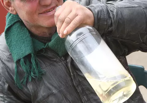 Un ieşean a băut 10 litri de alcool în urma unui pariu