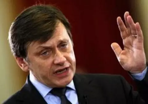 Antonescu: "Boc să mai taie din «side», nu din pensiile militarilor"