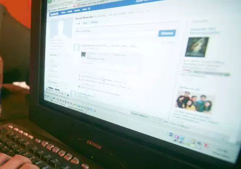 Îşi dă mama în judecată pentru calomnie pe Facebook