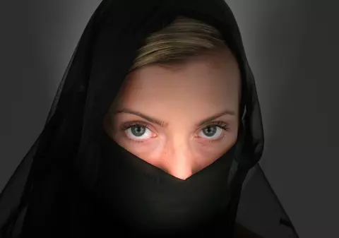O musulmancă sugrumată în kart de costumul tradiţional