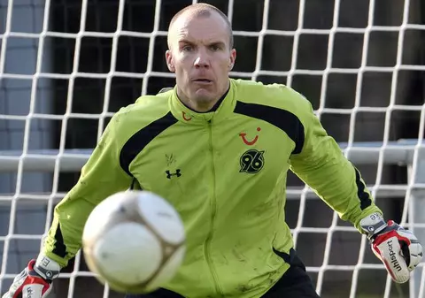 Arestat pentru că a urinat pe mormântul portarului Robert Enke