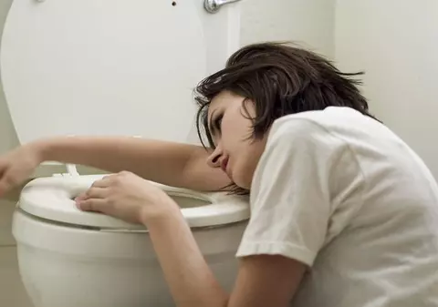 O adolescentă a ajuns la spital, după ce a fost ”tratată” de bunică cu ţuică