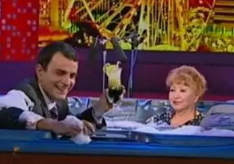 Video / Rodica Popescu Bitănescu, în jacuzzi cu Mîndruţă: "Astăzi, sunt regina ta"