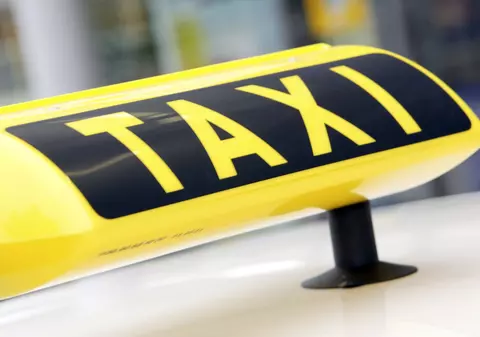 Taximetrist jefuit de bani şi maşină 