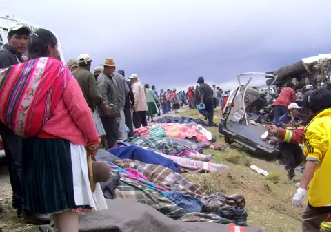15 morţi şi 20 de răniţi în urma prăbuşirii unui autocar în lacul Titicaca