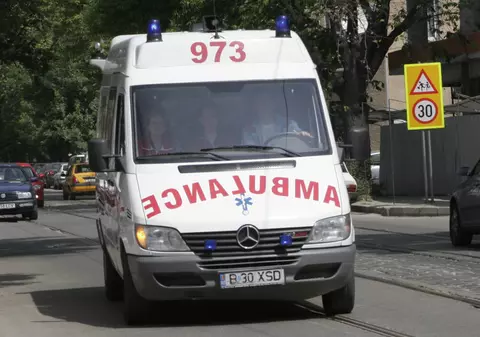 Ambulanţă în misiune, lovită de un BMW care a rănit medicii