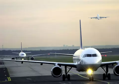 Circa 300 de români, blocaţi pe un aeroport din Egipt