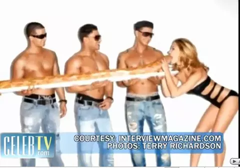 Video / Bar Refaeli cu un sandwich imens în gură