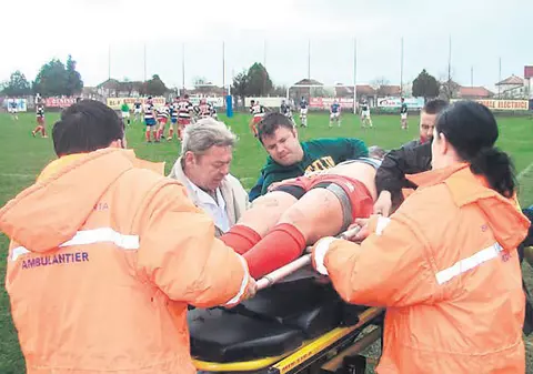 Rugbystul paralizat se zbate între viaţă şi moarte