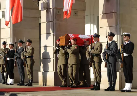 A început slujba oficială în memoria preşedintelui polonez