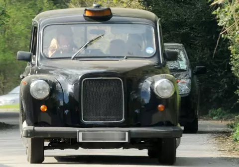 Kate Moss s-a făcut şoferiţă pe taxi!
