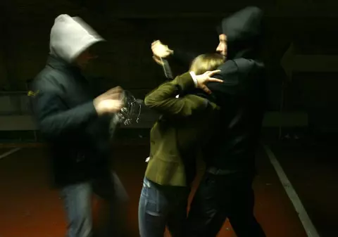 Băiat de 16 ani, înjunghiat în piept la ieşirea din club