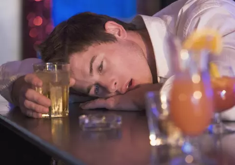 O treime dintre tinerii români consumă alcool în exces 