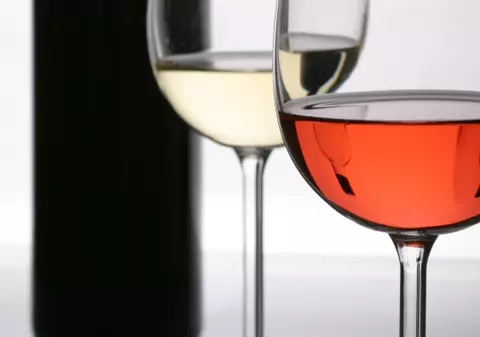 O femeie a cumpărat vin de 29.700 euro pe un aeroport