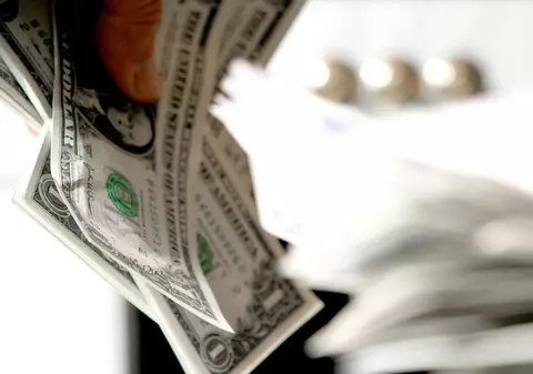 Un tătic de 29 de ani, dator vândut, a câştigat 258.500.000 $ la loterie