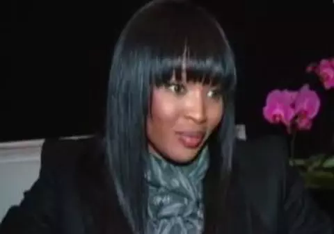 Video / Naomi Campbell loveşte tot ce prinde!