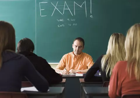 S-a sinucis pentru că băieţii ei nu au luat note de trecere