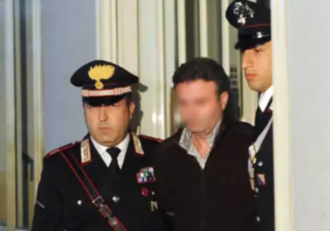 Români deghizaţi în poliţişti, arestaţi pentru furt la Verona