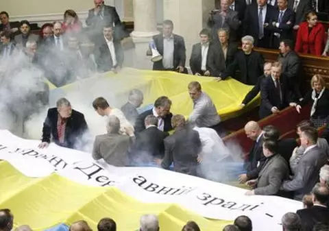 Fumigene şi ouă aruncate în Parlamentul ucrainean / Video
