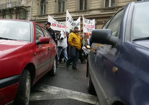 Guvernul pregăteşte o nouă taxă auto