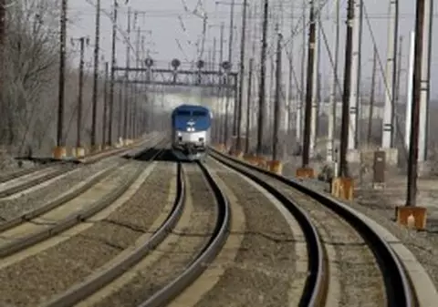 Tânăr taiat în două de un tren