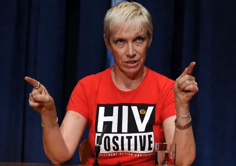 Annie Lennox explică de ce poartă un tricou pe care scrie 'HIV Positive' 