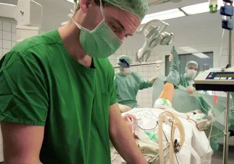 Un chirurg estetician fals a fost condamnat la închisoare