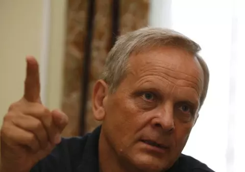 Stolojan: ”Alocaţiile copiilor ar trebui condiţionate de prezenţa la şcoală”